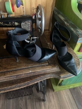 Vera Wang Black Pointed Cross-Strap Ankle-Heel Pumps